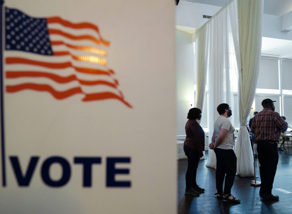 Photo of people in line to vote 