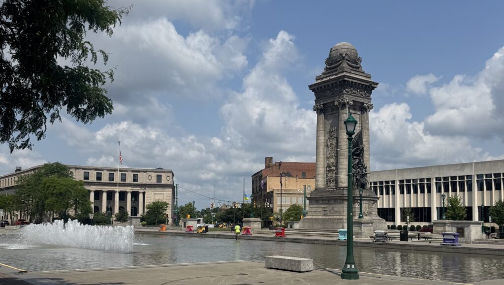 A wide view of Clinton Square in downtown Syracuse, where people are known to gather around the fountain to cool off during a heat wave. © 2025 Sydney Cuillier