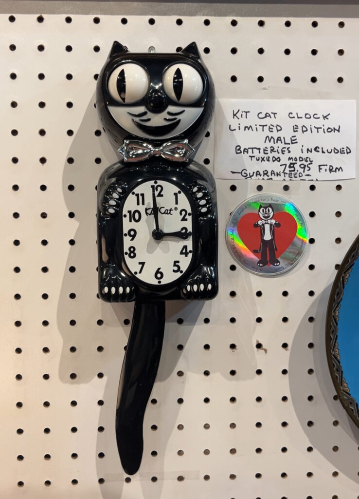 Vintage Kit-Cat Klock featuring a smiling black cat with large rolling eyes and a swinging tail.