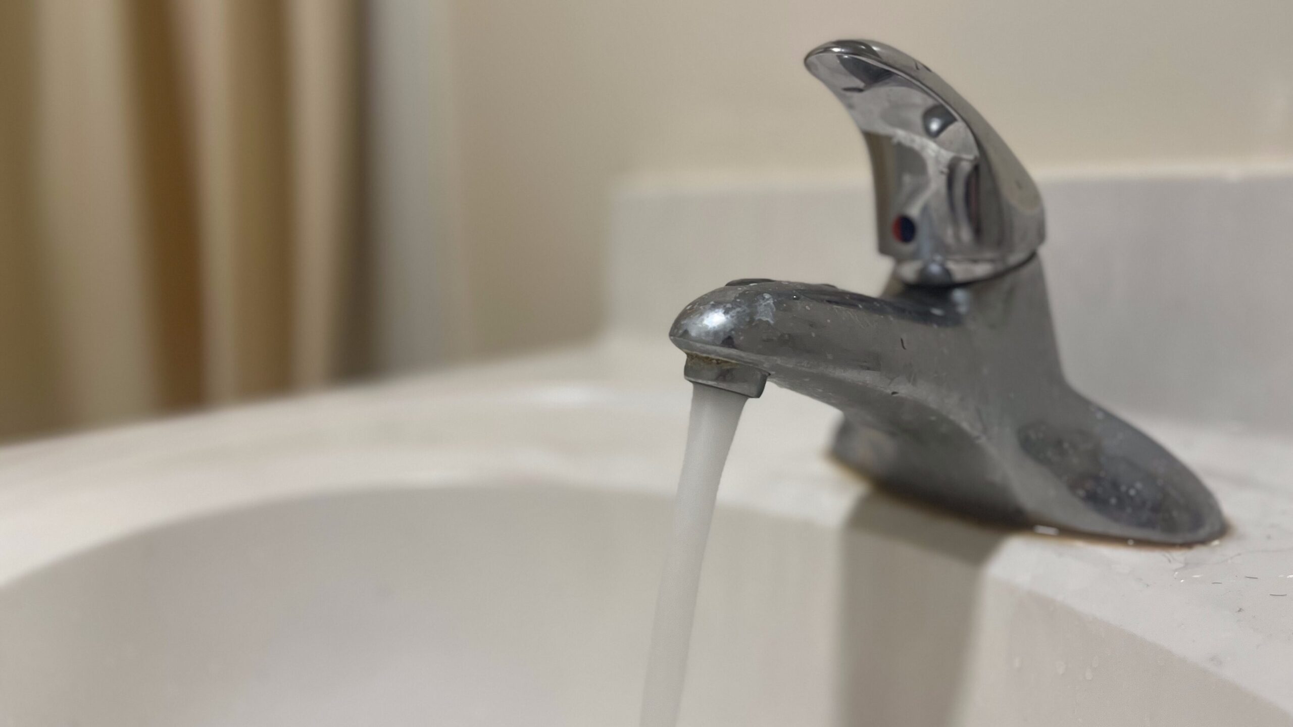 Bathroom sink faucet with running water