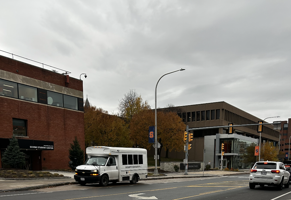 SU BUS PICKING UP STUDENTS FOR THANKSGIVING TRAVEL