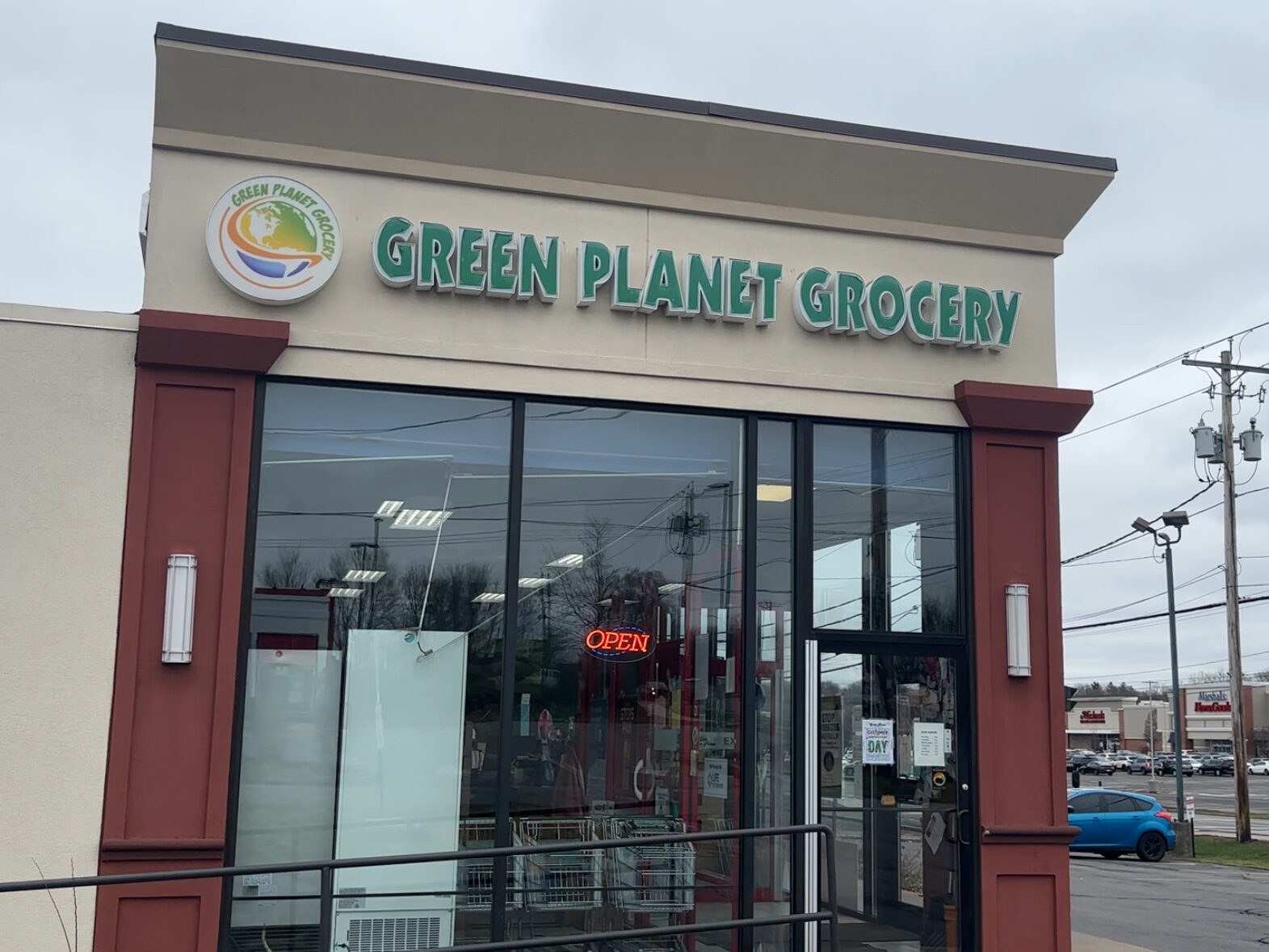 The front entrance of Green Planet Grocery in Fairmount.