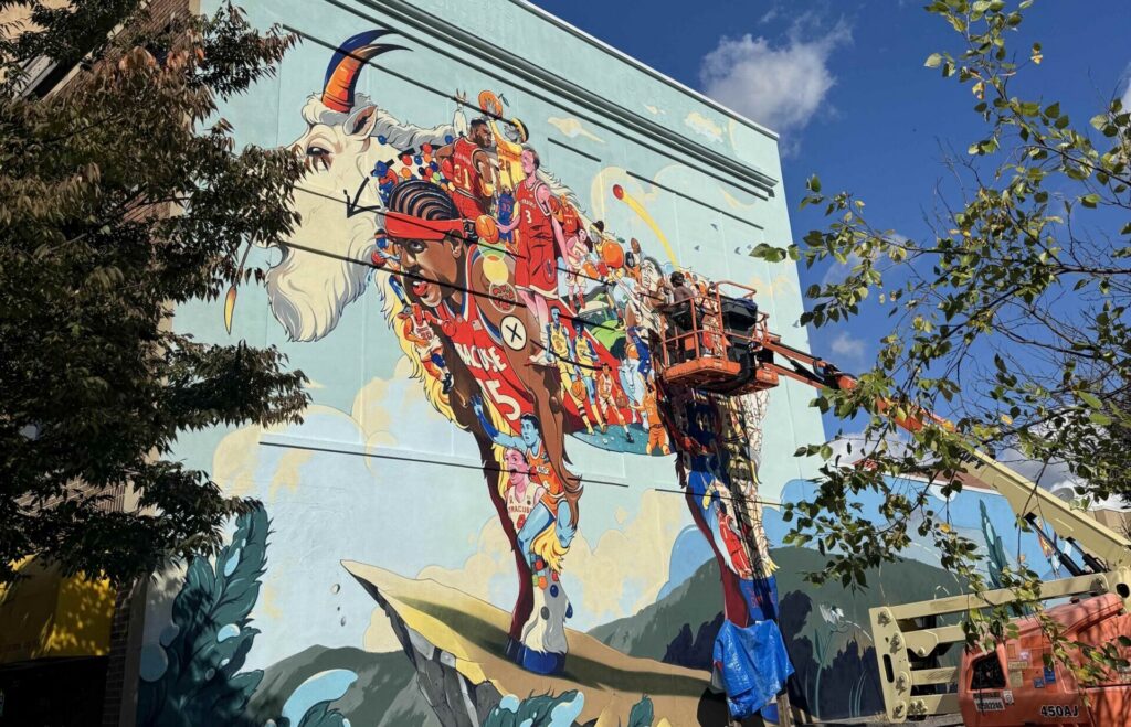 Chris Murray's newest mural honors Syracuse basketball's greatest players.